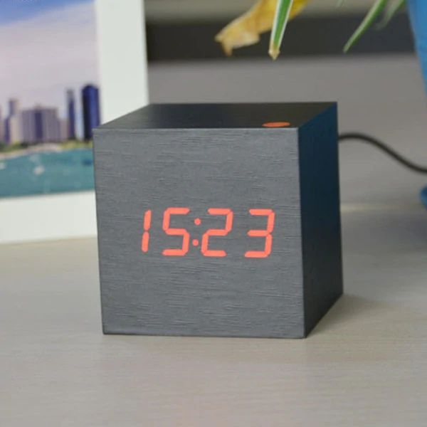 MODERNE DIGITALUHR IM WÜRFELDESIGN