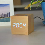 MODERNE DIGITALUHR IM WÜRFELDESIGN