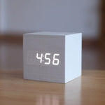 MODERNE DIGITALUHR IM WÜRFELDESIGN