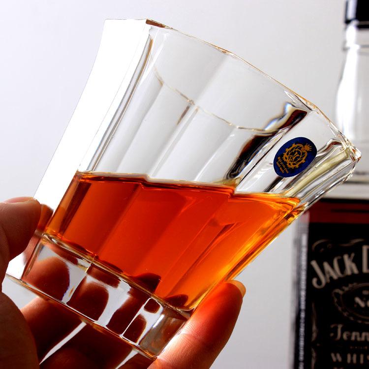 Whiskey- und Weingläser im Churchill-Stil