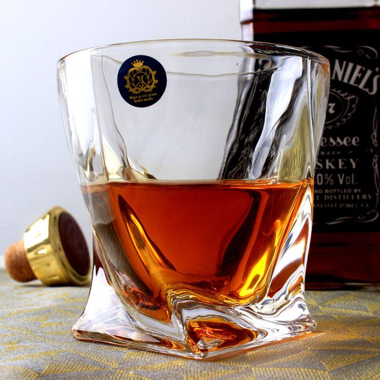 Whiskey- und Weingläser im Churchill-Stil