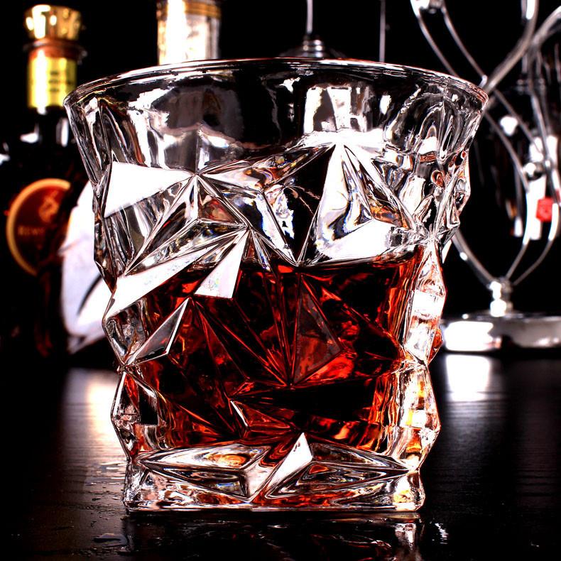 Whiskey- und Weingläser im Churchill-Stil