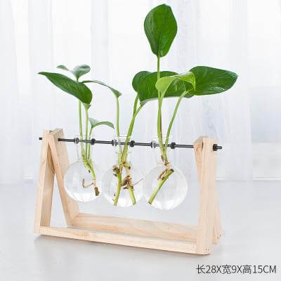 Dekorative Holzvase mit Holztablett