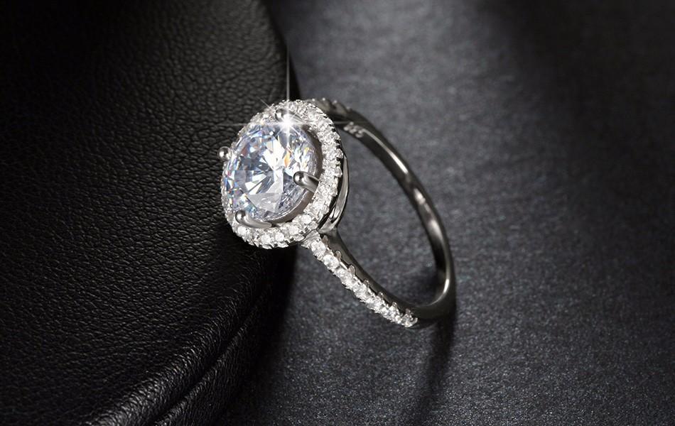 Ring mit 1,4 ct CZ und kreisförmigem Kristallrand