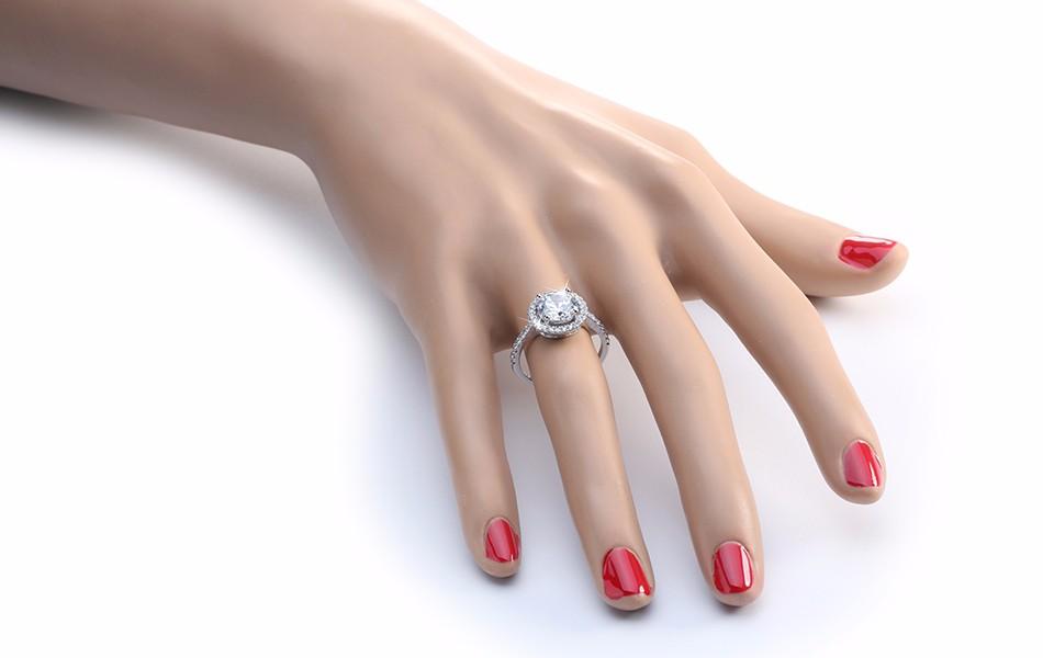 Ring mit 1,4 ct CZ und kreisförmigem Kristallrand