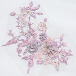 Eleganter Blumenstick-Patch mit Perlenverzierung