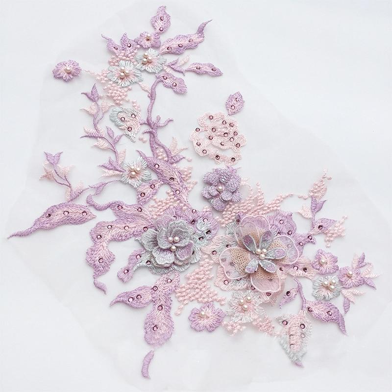 Eleganter Blumenstick-Patch mit Perlenverzierung