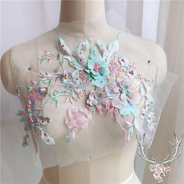 Eleganter Blumenstick-Patch mit Perlenverzierung