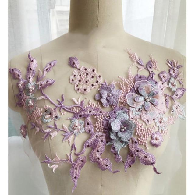 Eleganter Blumenstick-Patch mit Perlenverzierung