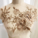 Eleganter Blumenstick-Patch mit Perlenverzierung