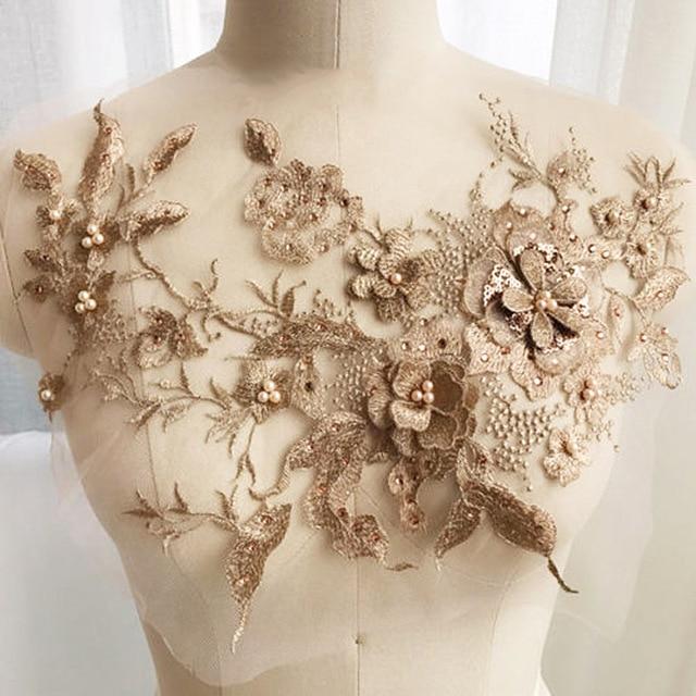 Eleganter Blumenstick-Patch mit Perlenverzierung