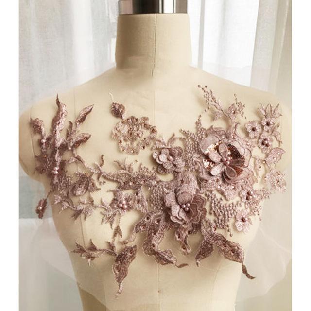 Eleganter Blumenstick-Patch mit Perlenverzierung