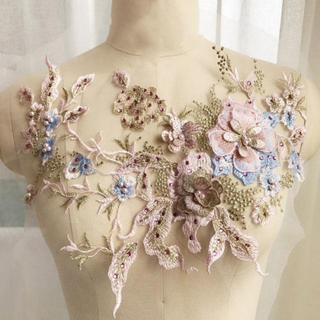 Eleganter Blumenstick-Patch mit Perlenverzierung
