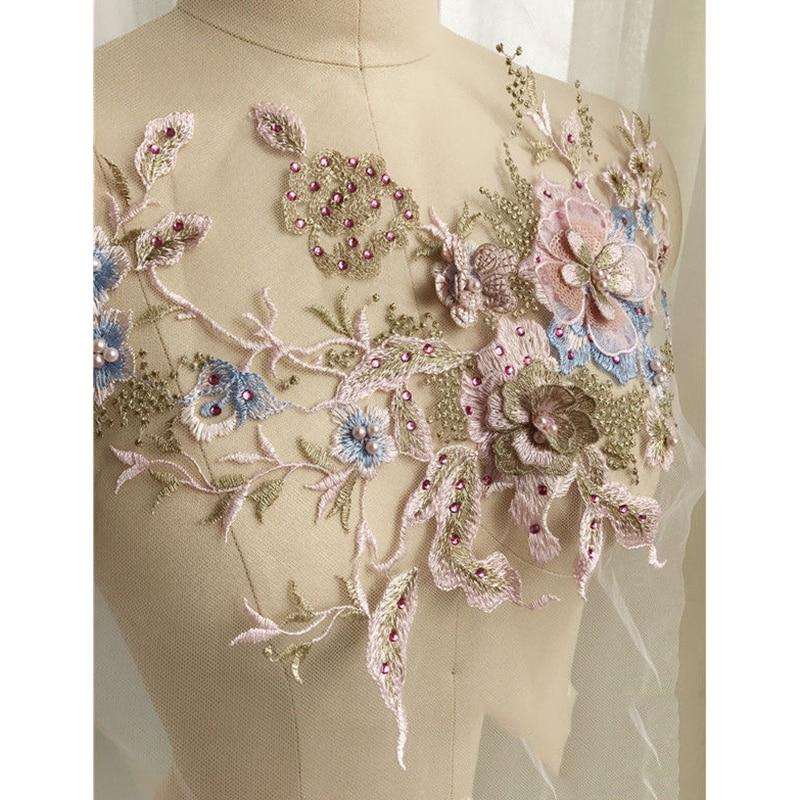 Eleganter Blumenstick-Patch mit Perlenverzierung