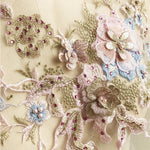 Eleganter Blumenstick-Patch mit Perlenverzierung