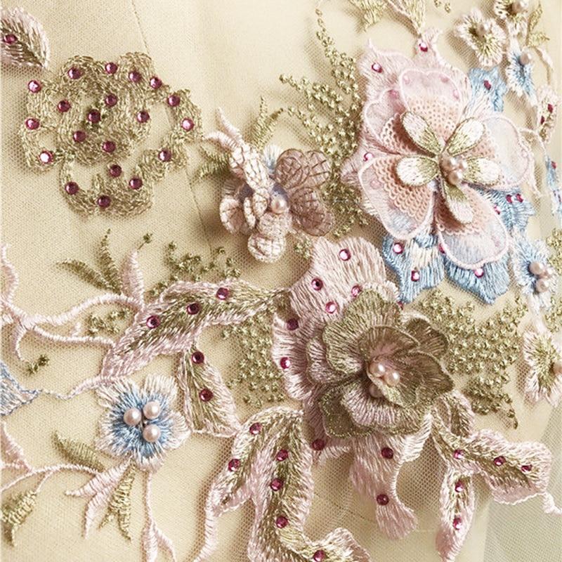 Eleganter Blumenstick-Patch mit Perlenverzierung