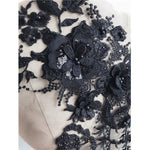 Eleganter Blumenstick-Patch mit Perlenverzierung