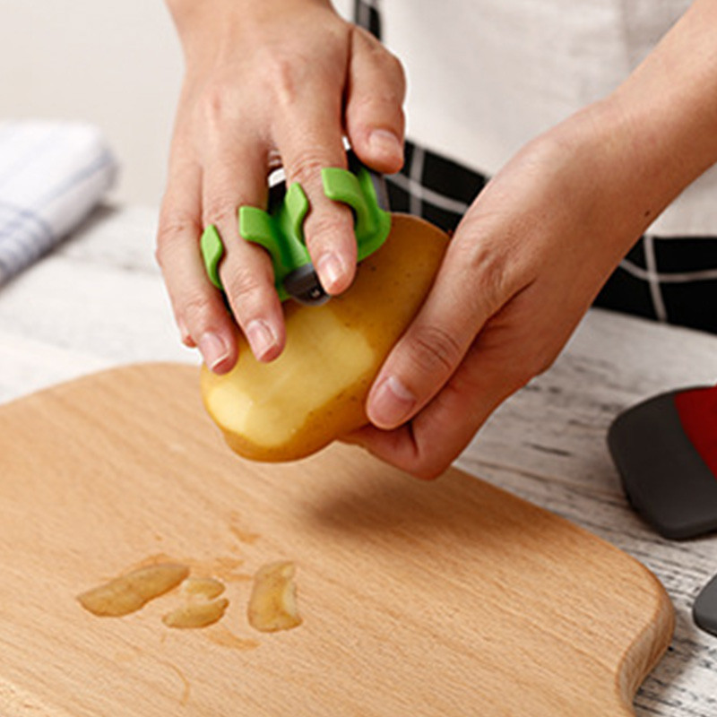Gemüse- und Obstschäler mit doppeltem Fingergriff
