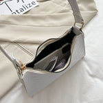 Elegant baguette bag in a stylish snake look