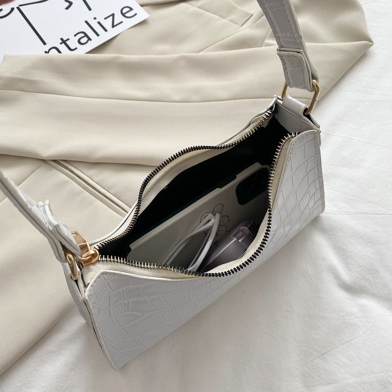 Elegant baguette bag in a stylish snake look