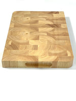 Schneidebrett aus massivem Holz mit Saftrille und rutschfestem Design
