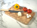 Schneidebrett aus massivem Holz mit Saftrille und rutschfestem Design