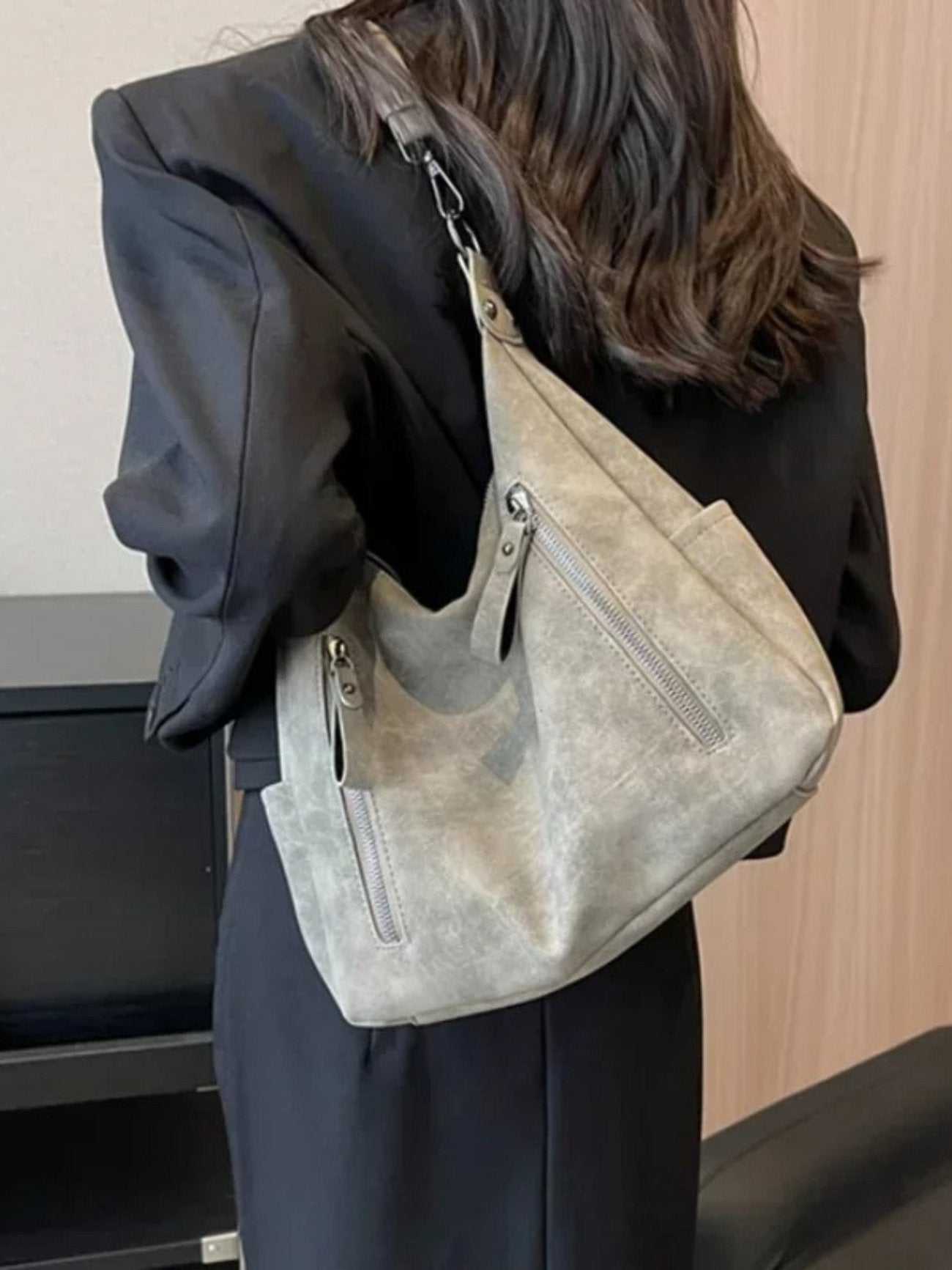 Elegant shoulder bag made of high-quality suede for modern women