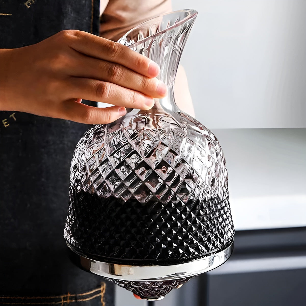 Kristallglas Karaffe – Eleganter 360° Rotationsspender | 1,5 L Wein- und Getränkedispensierer