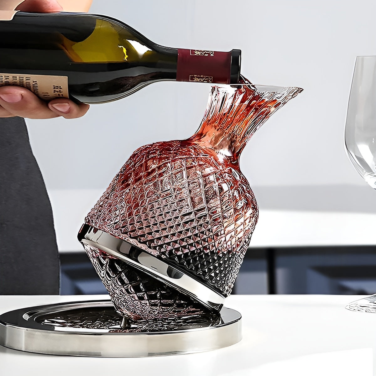 Kristallglas Karaffe – Eleganter 360° Rotationsspender | 1,5 L Wein- und Getränkedispensierer