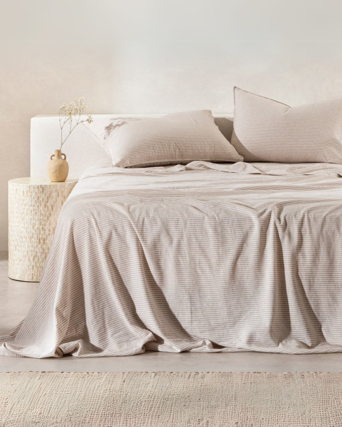 Elegant bedding set made of high-quality linen and cotton