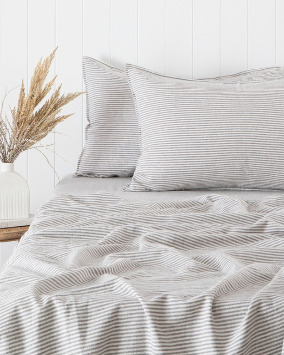 Elegant bedding set made of high-quality linen and cotton
