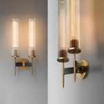 Elegante Wandleuchte mit strukturiertem Glas und Messingakzenten