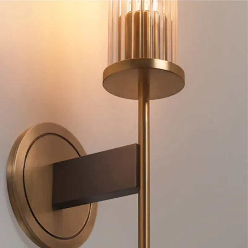 Elegante Wandleuchte mit strukturiertem Glas und Messingakzenten