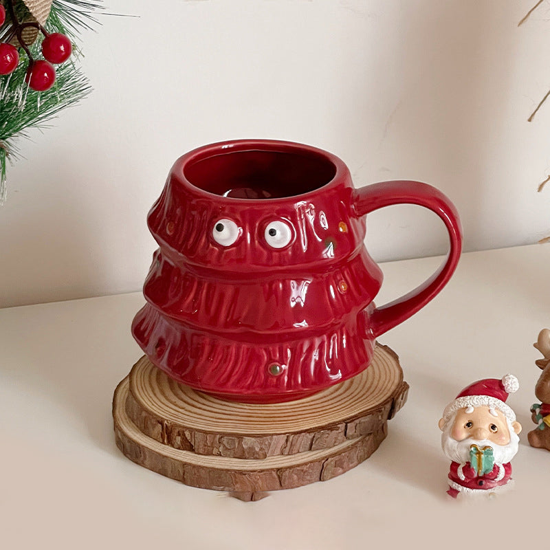 Kreative Kaffeetasse mit großen Augen für den Weihnachtsbaum