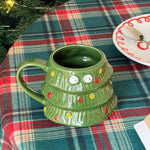 Kreative Kaffeetasse mit großen Augen für den Weihnachtsbaum