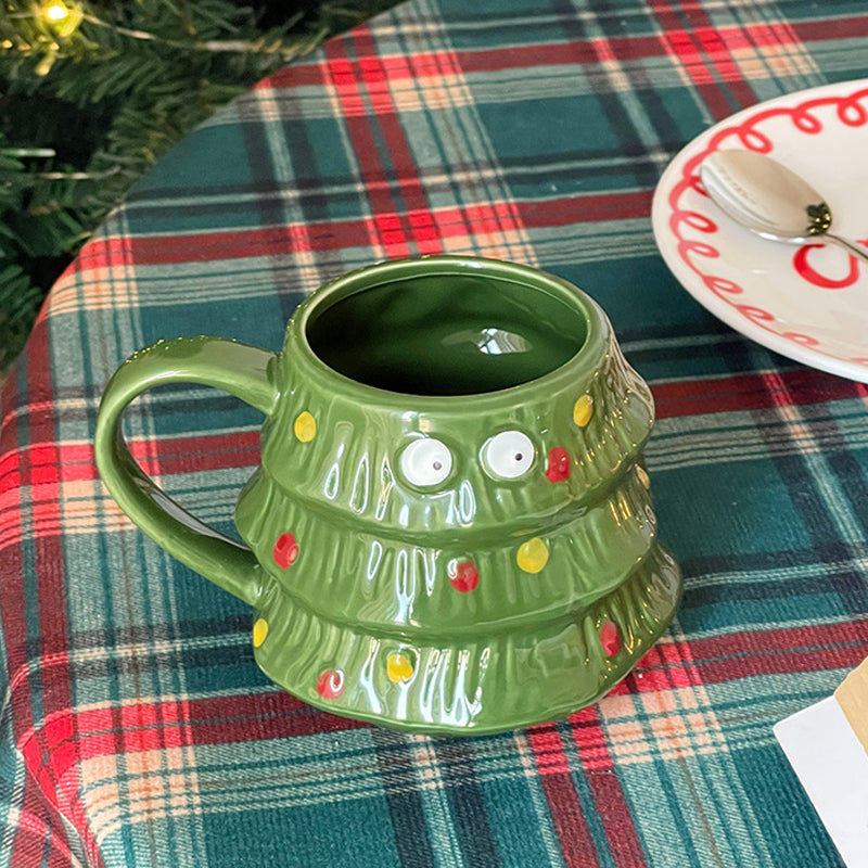 Kreative Kaffeetasse mit großen Augen für den Weihnachtsbaum