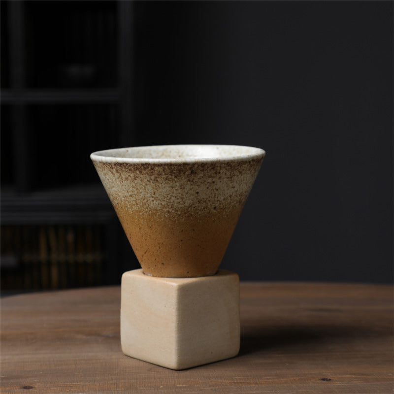 Große Keramikkaffeetasse mit konischer Nahtbasis - Becher und Untersetzer Set