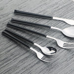 Elegantes Edelstahlbesteckset mit Holz-Marmor-Griff
