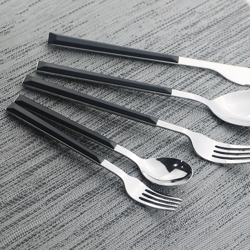 Elegantes Edelstahlbesteckset mit Holz-Marmor-Griff
