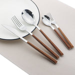 Elegantes Edelstahlbesteckset mit Holz-Marmor-Griff