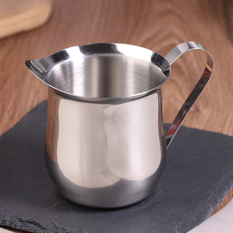 Edelstahl Milchschaumkanne für Latte Art - Präzise und Elegant
