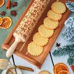 Weihnachtliches Nudelholz mit Ausstechformen für kreative Bäcker