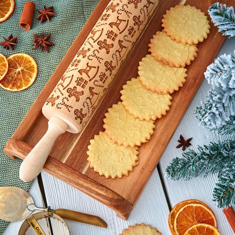 Weihnachtliches Nudelholz mit Ausstechformen für kreative Bäcker