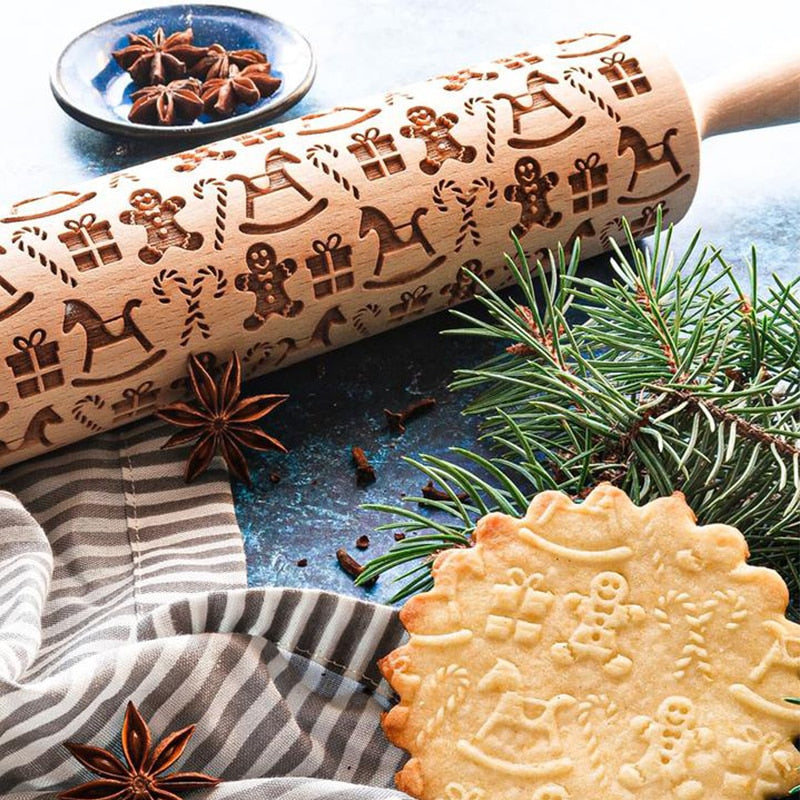 Weihnachtliches Nudelholz mit Ausstechformen für kreative Bäcker