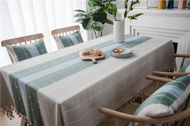 Festliche karierte Tischdecke aus Leinen mit Quasten