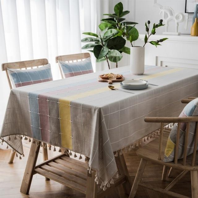 Festliche karierte Tischdecke aus Leinen mit Quasten