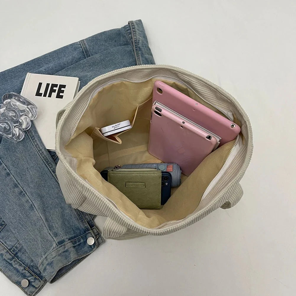 Elegant Shoulder Bag with Versatile Compartments