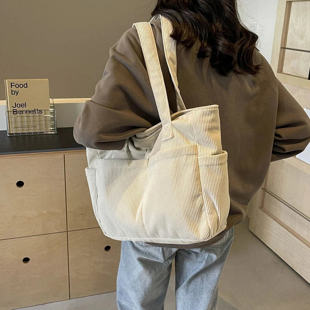 Elegant Shoulder Bag with Versatile Compartments