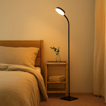 Moderne Stehlampe mit warmem Licht und elegantem Design