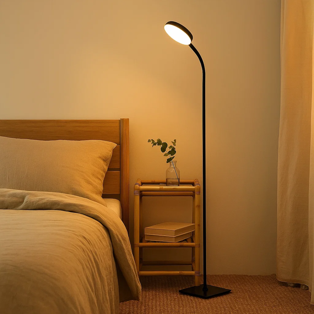 Moderne Stehlampe mit warmem Licht und elegantem Design